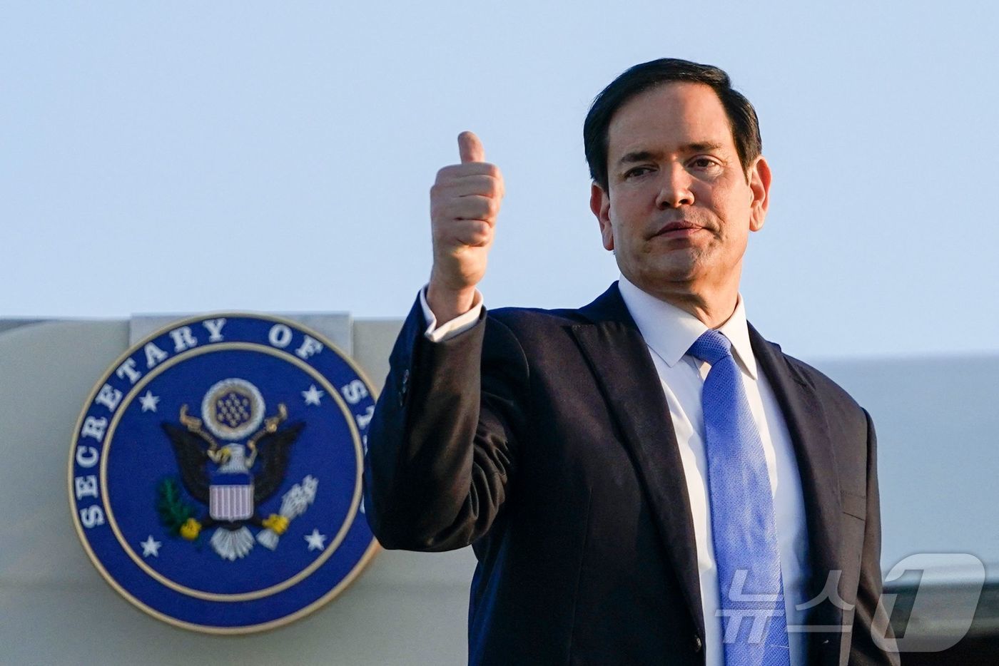 (로드 AFP=뉴스1) 권영미 기자 = 16일(현지시간) 미국 국무장관 마코 루비오가 이스라엘 공식 방문을 마치고 텔아비브에서 카타르로 출발하기 위해 벤구리온 국제공항에서 비행기에 …