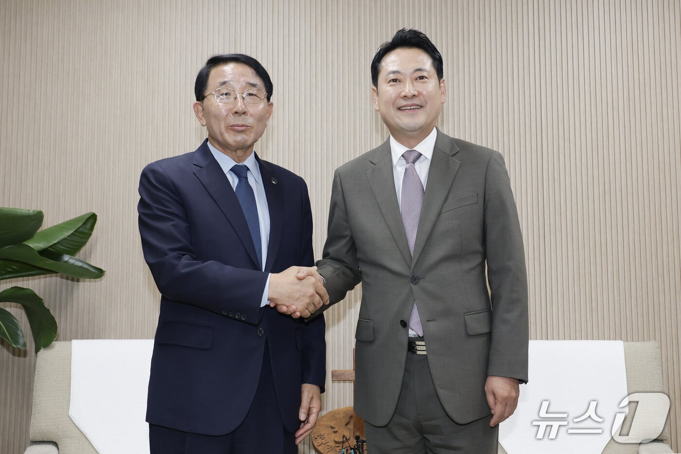 본문 이미지 - 장동혁 국민의힘 대표는 16일 서울 종로구 한국기독교회관에서 한국기독교교회협의회&#40;NCCK&#41; 김종생 총무를 예방했다. 