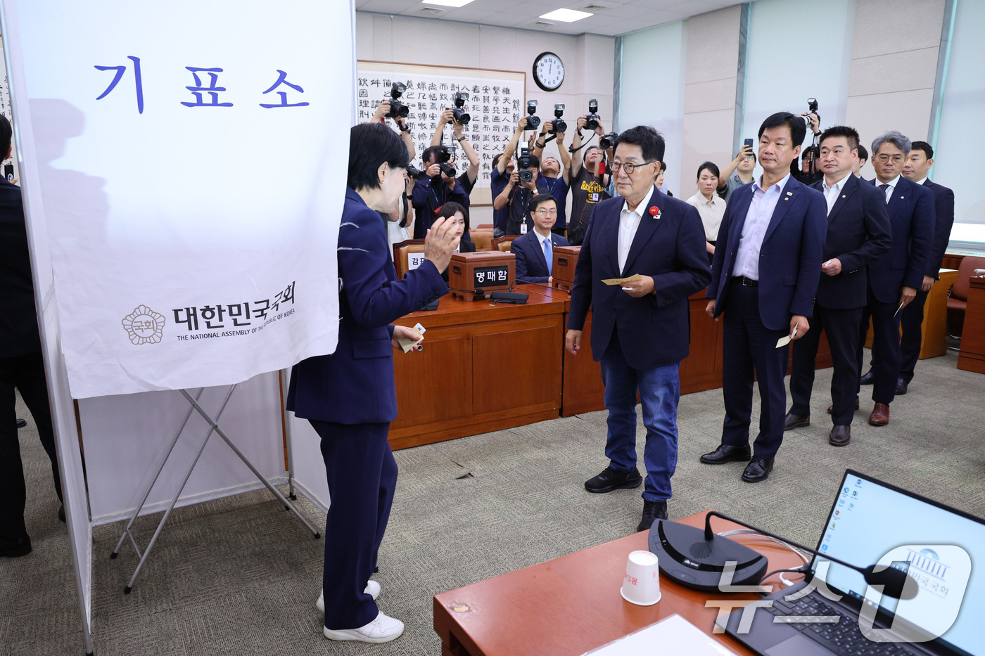 (서울=뉴스1) 신웅수 기자 = 더불어민주당 의원들이 16일 오후 서울 여의도 국회에서 열린 법제사법위원회 전체회의에서 나경원 국민의힘 간사 선임에 대한 건을 투표하고 있다. 20 …