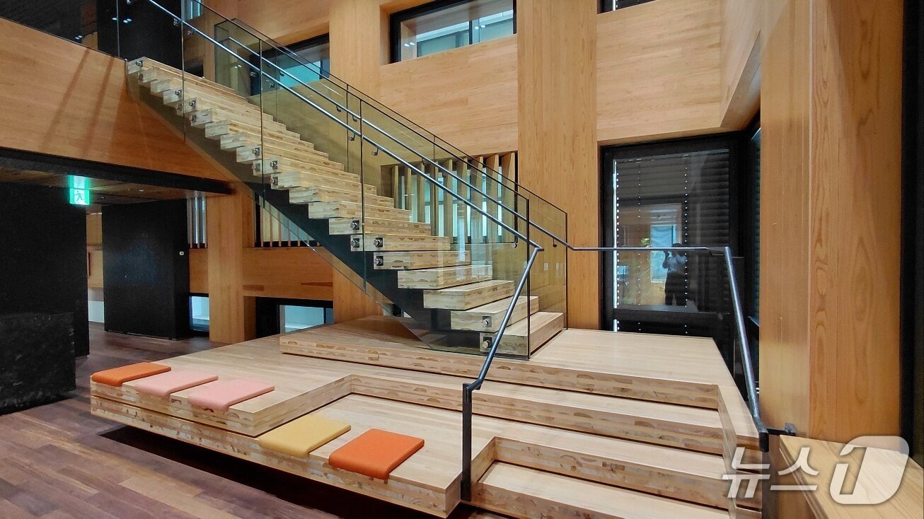 본문 이미지 -  오바야시가 지은 고층 목조 건물 포트플러스 내부. /뉴스1 