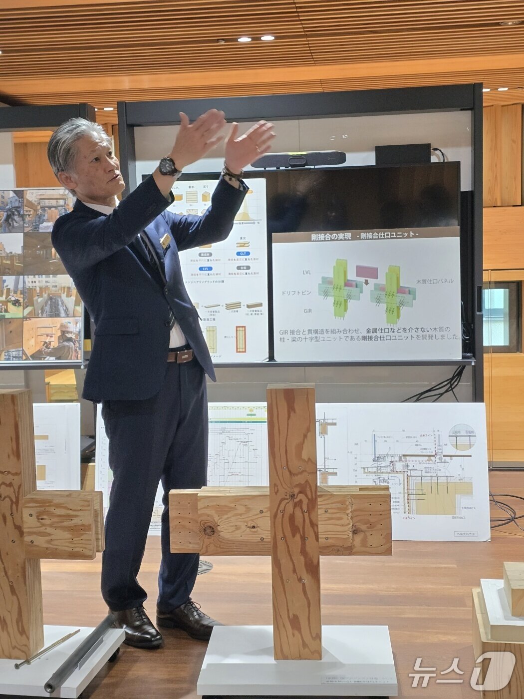 본문 이미지 - 일본의 5대 대형 건설사 중 하나로 손꼽히는 오바야시 관계자가 고층 목조 건물 포트플러스에 대해 설명하고 있다./뉴스1   