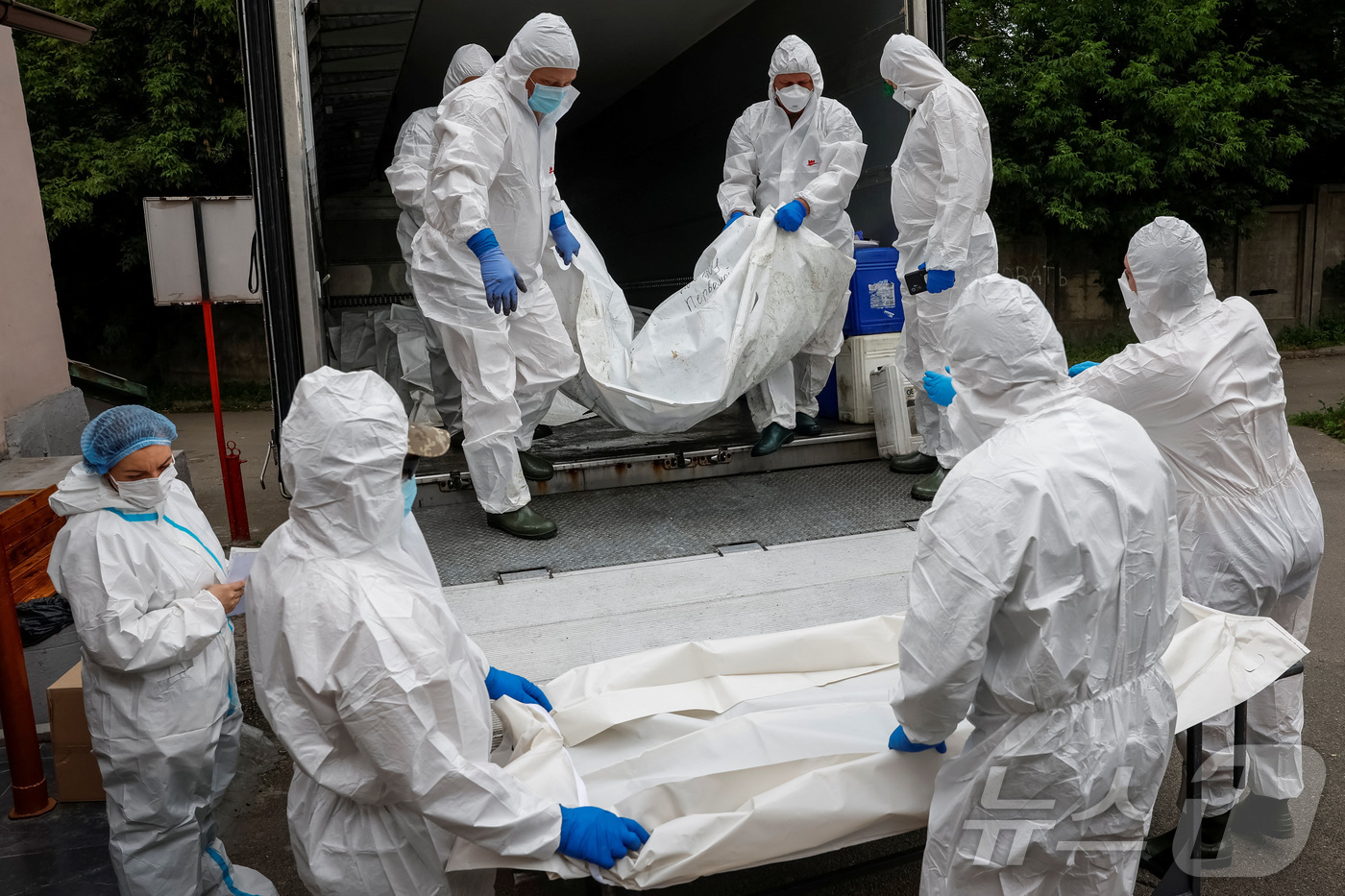 (키이우 로이터=뉴스1) 강민경 기자 = 우크라이나 정부 관계자들이 2025년 6월 26일 튀르키예 이스탄불에서 러시아와 우크라이나 간의 합의에 따라 러시아로부터 인도받은 유해를 …