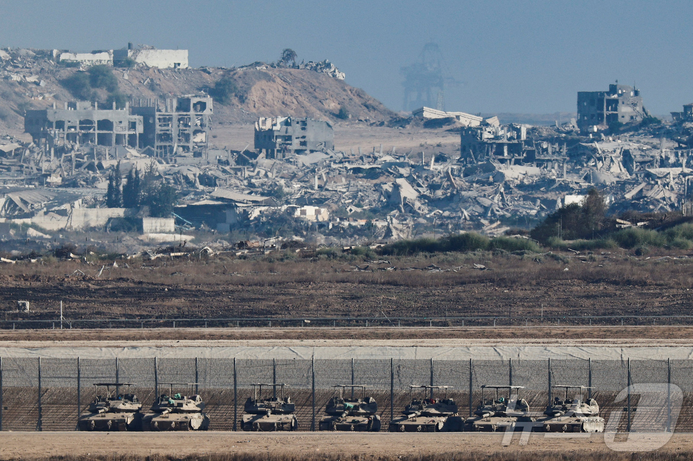 (이스라엘-가자 국경 로이터=뉴스1) 김경민 기자 = 이스라엘과 가자지구 국경에서 이스라엘 쪽에 16일(현지시간) 탱크가 서 있다. 2025.9.16ⓒ 로이터=뉴스1