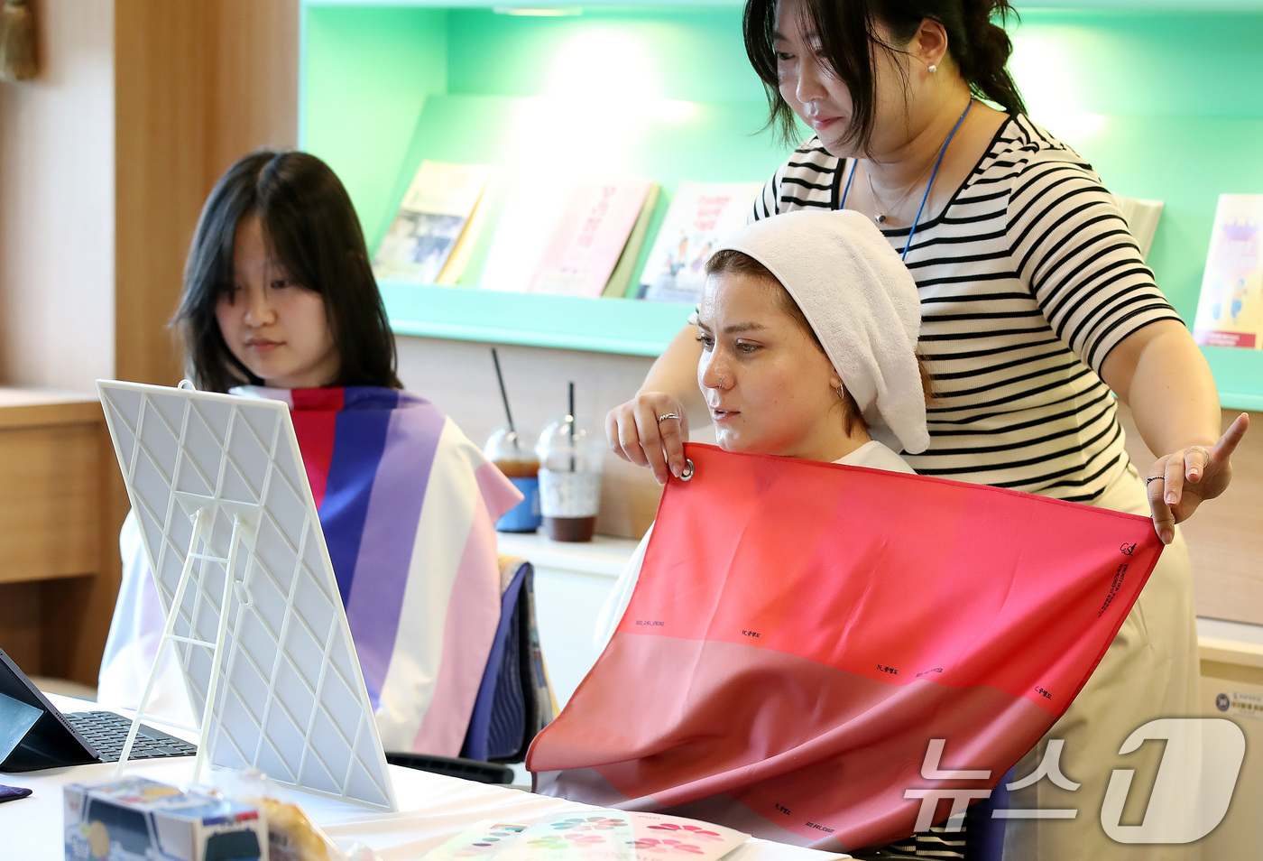 (대구=뉴스1) 공정식 기자 = 16일 대구 달서구 계명대학교 성서캠퍼스에서 열린 '비교과 통합 홍보 행사(비교과 Week)'를 찾은 외국인 유학생이 퍼스널 컬러 진단에 참여하고 …