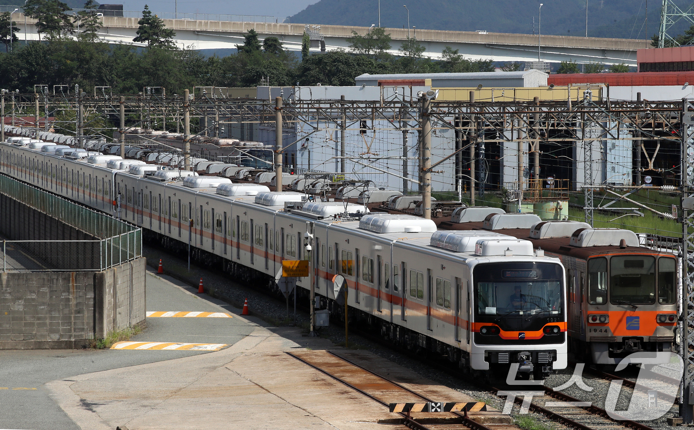 (부산=뉴스1) 윤일지 기자 = 16일 부산 금정구 부산교통공사 노포차량기지에 열차가 대기 중이다.부산지하철 노사 대표들은 이날 오후 임단협 최종교섭을 벌이고 있다. 노조는 최종교 …