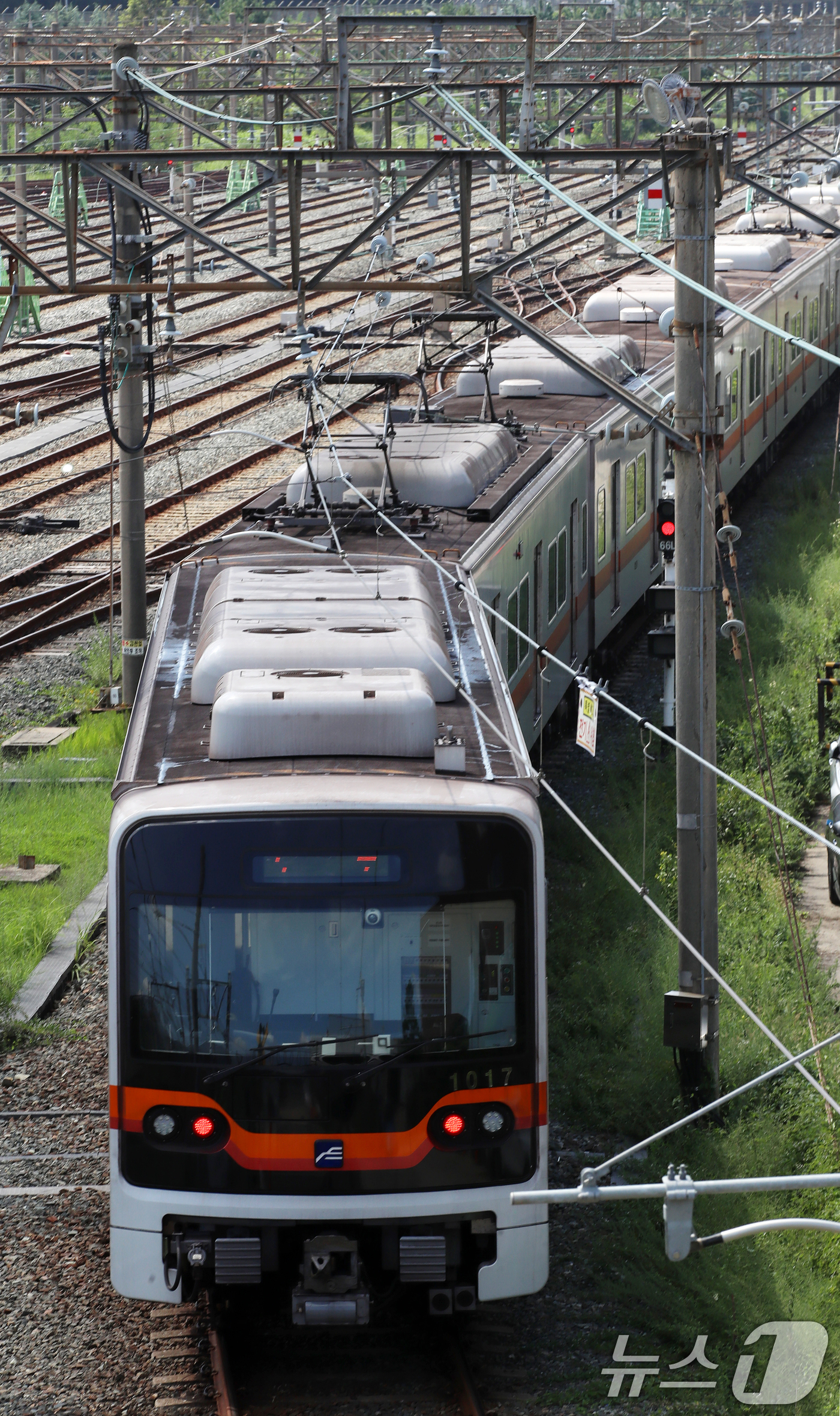 (부산=뉴스1) 윤일지 기자 = 16일 부산 금정구 부산교통공사 노포차량기지에 열차가 지나가고 있다.부산지하철 노사 대표들은 이날 오후 임단협 최종교섭을 벌이고 있다. 노조는 최종 …
