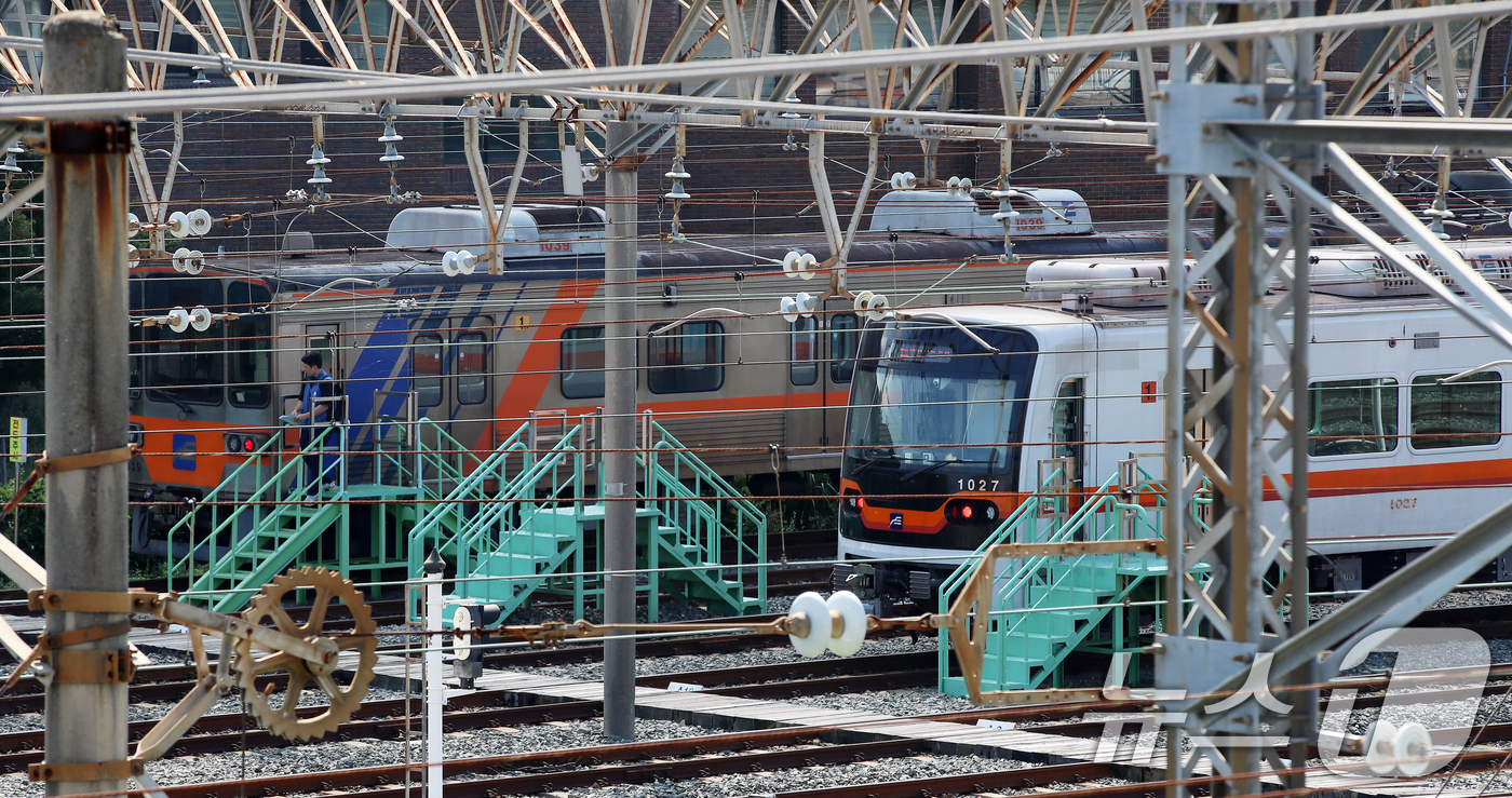 (부산=뉴스1) 윤일지 기자 = 16일 부산 금정구 부산교통공사 노포차량기지에 열차가 대기 중이다.부산지하철 노사 대표들은 이날 오후 임단협 최종교섭을 벌이고 있다. 노조는 최종교 …