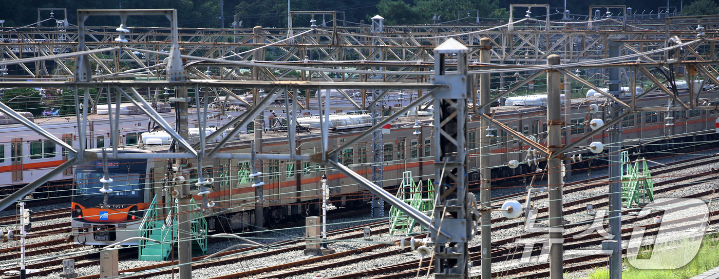 (부산=뉴스1) 윤일지 기자 = 16일 부산 금정구 부산교통공사 노포차량기지에 열차가 대기 중이다.부산지하철 노사 대표들은 이날 오후 임단협 최종교섭을 벌이고 있다. 노조는 최종교 …