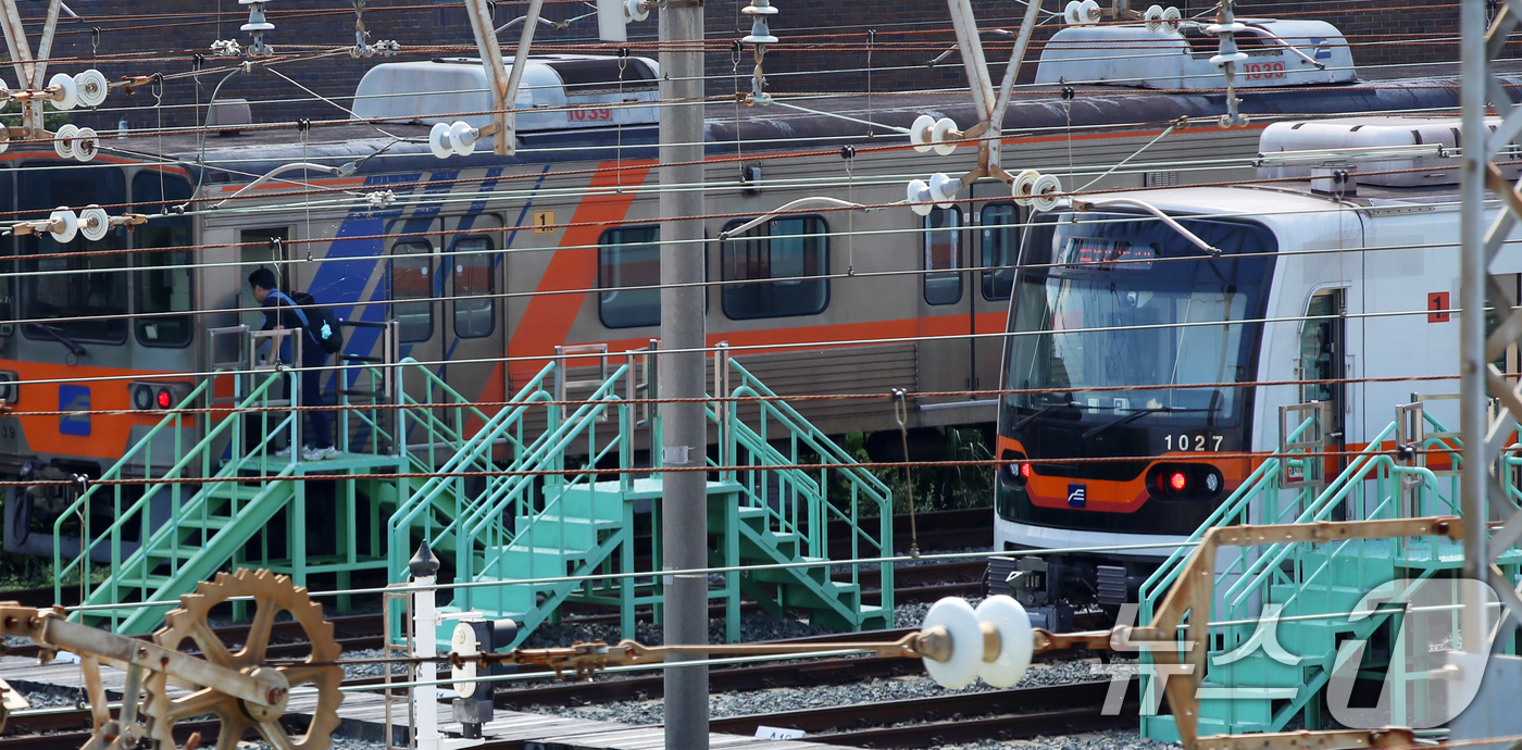 (부산=뉴스1) 윤일지 기자 = 16일 부산 금정구 부산교통공사 노포차량기지에 열차가 대기 중이다.부산지하철 노사 대표들은 이날 오후 임단협 최종교섭을 벌이고 있다. 노조는 최종교 …