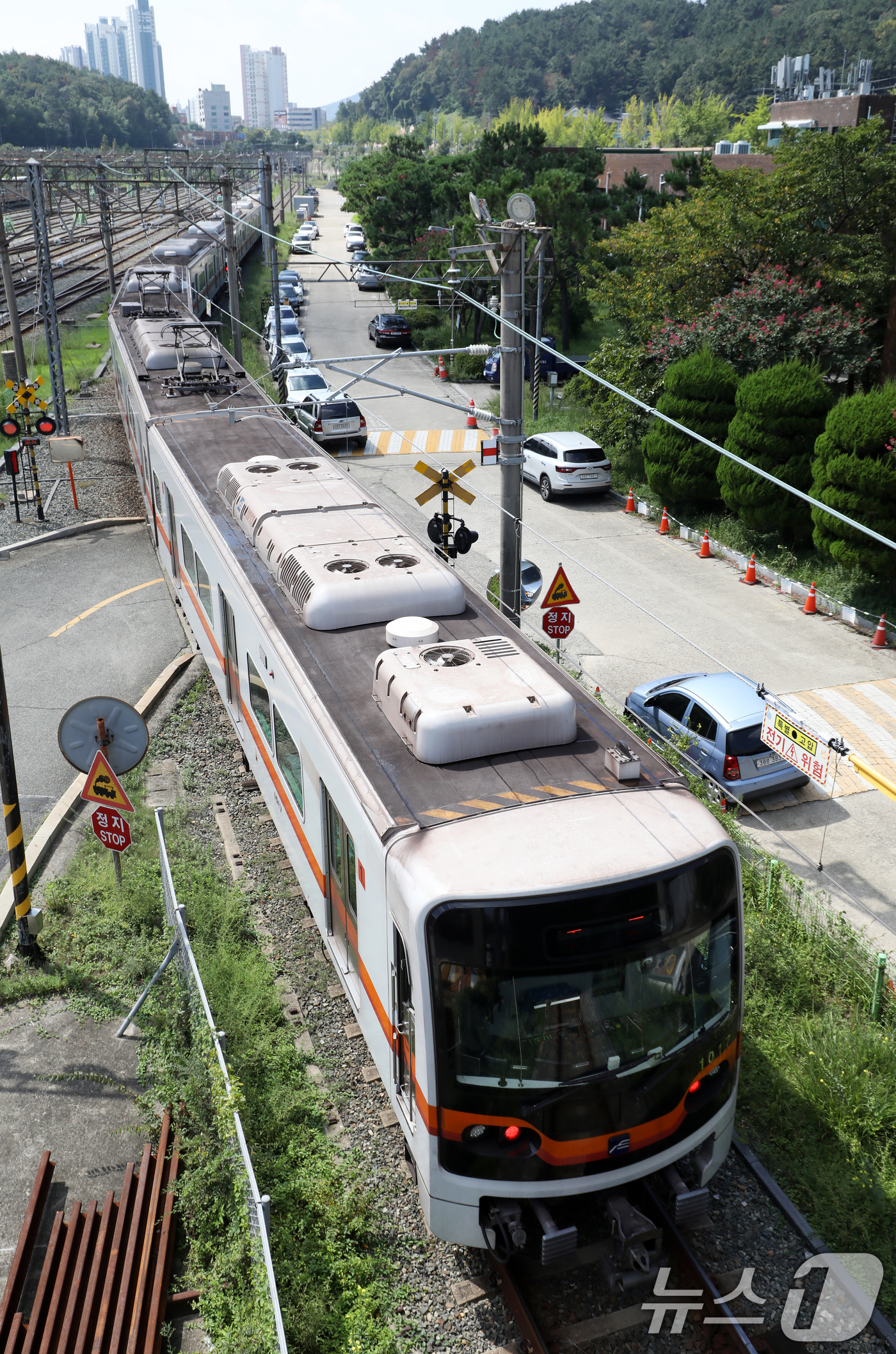 (부산=뉴스1) 윤일지 기자 = 16일 부산 금정구 부산교통공사 노포차량기지에 열차가 지나가고 있다.부산지하철 노사 대표들은 이날 오후 임단협 최종교섭을 벌이고 있다. 노조는 최종 …