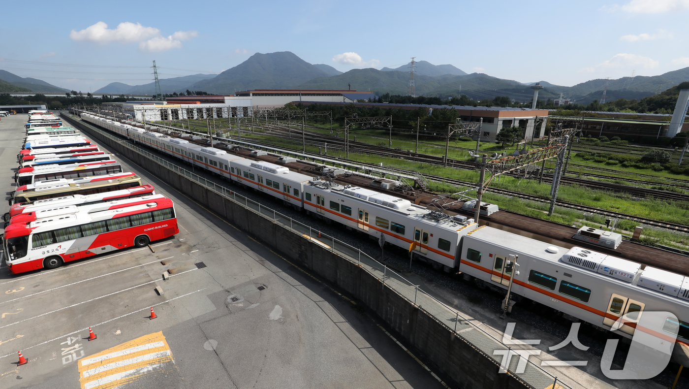 (부산=뉴스1) 윤일지 기자 = 16일 부산 금정구 부산교통공사 노포차량기지에 열차가 대기 중이다.부산지하철 노사 대표들은 이날 오후 임단협 최종교섭을 벌이고 있다. 노조는 최종교 …