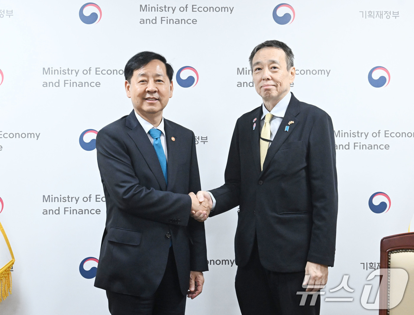 (서울=뉴스1) = 구윤철 경제부총리 겸 기획재정부 장관이 16일 서울 종로구 정부서울청사에서 미즈시마 코이치 주한 일본대사와 면담에 앞서 기념 촬영을 하고 있다. (기획재정부 제 …