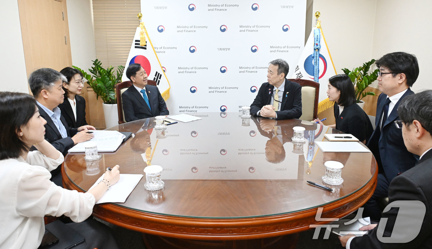 (서울=뉴스1) = 구윤철 경제부총리 겸 기획재정부 장관이 16일 서울 종로구 정부서울청사에서 미즈시마 코이치 주한 일본대사와 면담을 하고 있다. (기획재정부 제공. 재판매 및 D …