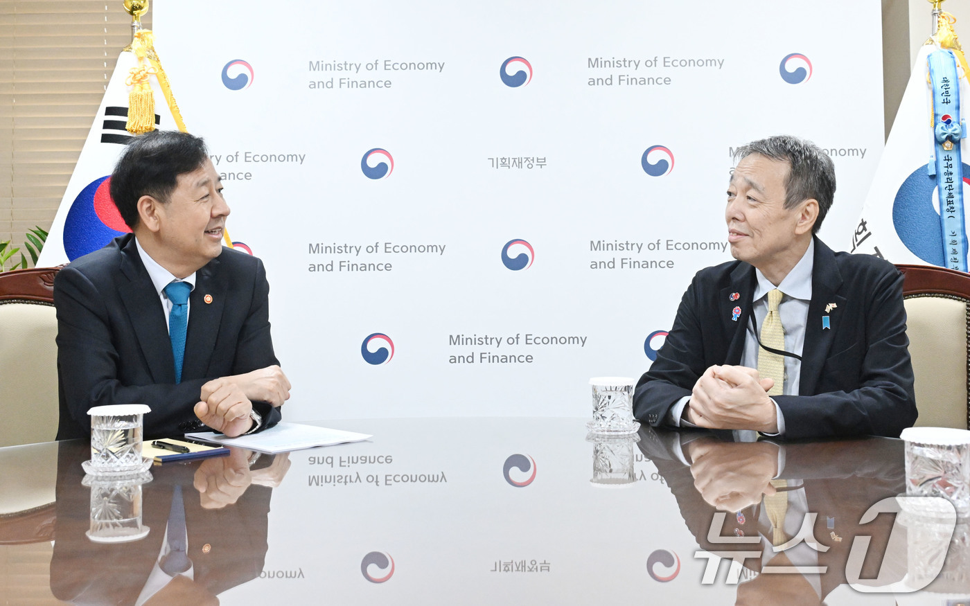 (서울=뉴스1) = 구윤철 경제부총리 겸 기획재정부 장관이 16일 서울 종로구 정부서울청사에서 미즈시마 코이치 주한 일본대사와 면담을 하고 있다. (기획재정부 제공. 재판매 및 D …