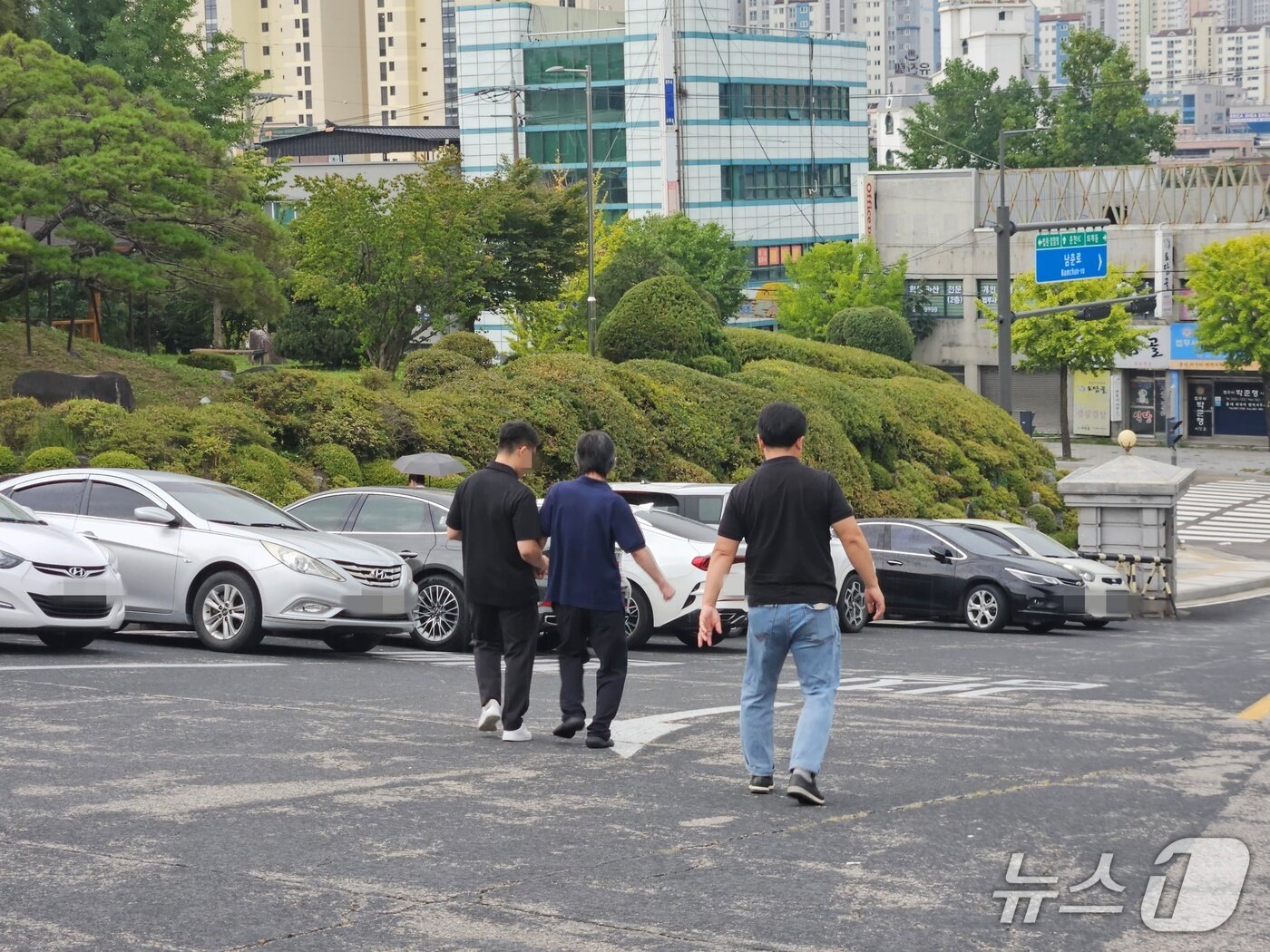 본문 이미지 - 장기 미제사건인 ‘2004년 강원 영월 영농조합 간사 살인사건’의 범인으로 1심에서 무기징역을 선고받은 뒤 항소심에서 무죄로 뒤집혀 풀려난 A 씨&#40;60대&#41;가 가족들과 법정을 떠나고 있다.2025.9.16 한귀섭 기자