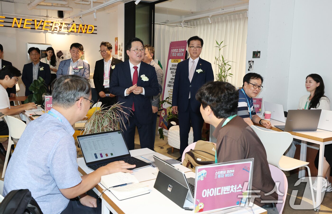 본문 이미지 - 이장우 대전시장이 16일 유성구 욧골문화공원에서 대전시와 중소벤처기업부가 창업·투자 생태계 활성화를 위해 마련한 ‘2025 스타트업코리아 투자위크’ 개막식을 마치고 운영중인 점포를 둘러보고 있다.  2025.9.16/뉴스1 ⓒ News1 김기태 기자