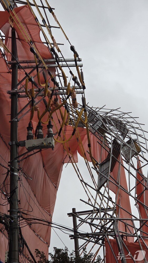 본문 이미지 - 무너짐 사고현장 모습.&#40;경기도소방재난본부 제공&#41;