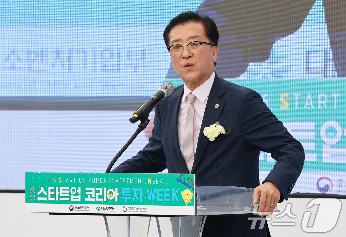 (대전뉴스1) 김기태 기자 = 조원휘 대전시의장이 16일 유성구 욧골문화공원에서 대전시와 중소벤처기업부가 창업·투자 생태계 활성화를 위해 마련한 ‘2025 스타트업코리아 투자위크’ …