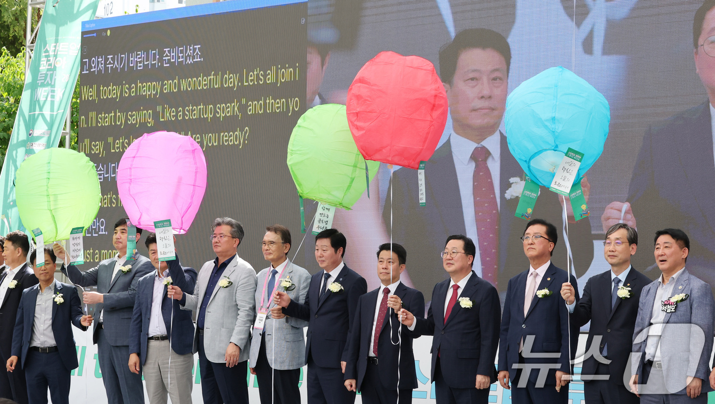 (대전뉴스1) 김기태 기자 = 이장우 대전시장이 16일 유성구 욧골문화공원에서 대전시와 중소벤처기업부가 창업·투자 생태계 활성화를 위해 마련한 ‘2025 스타트업코리아 투자위크’ …