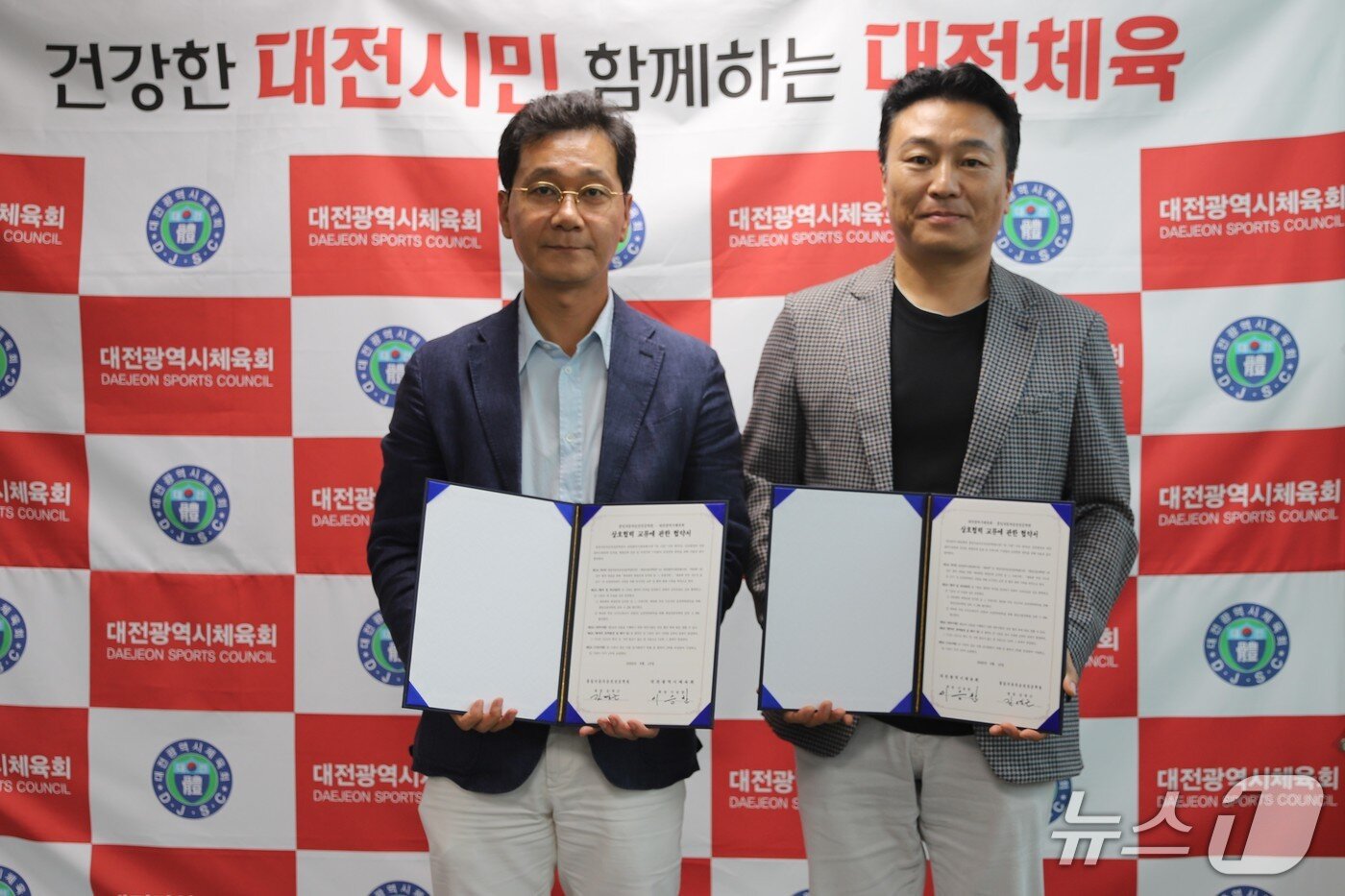 본문 이미지 - 이승찬 회장이 김영근 흥일자동차운전전문학원 원장과 업무협약을 체결한 뒤 기념촬영 하고 있다.(대전시체육회 제공. 재판매 및 DB금지)/뉴스1