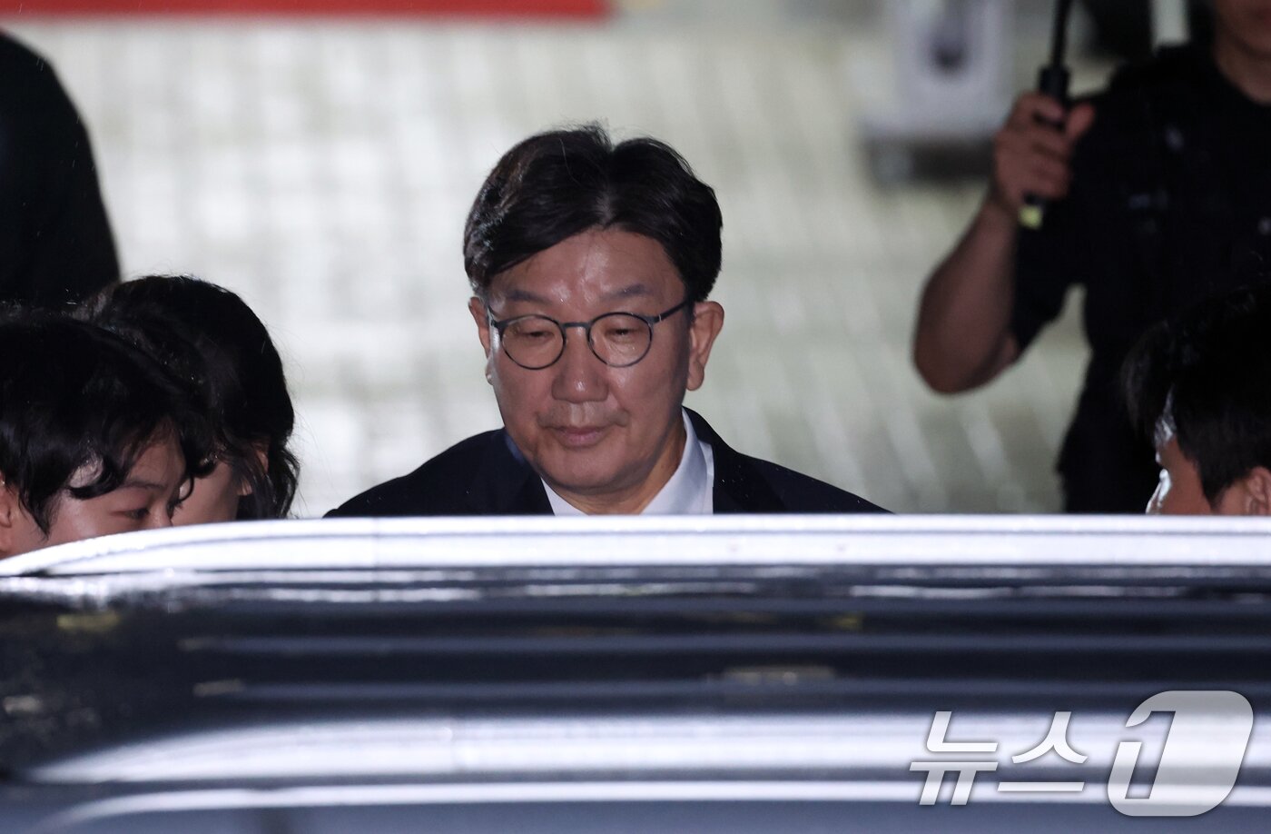 본문 이미지 - 권성동 국민의힘 의원이 16일 오후 서울 서초구 중앙지방법원에서 &#39;통일교 불법 정치자금 수수&#39; 의혹&#40;정치자금법 위반 혐의&#41; 관련 구속 전 피의자 심문&#40;영장실질심사&#41;를 마치고 나오고 있다./뉴스1 ⓒ News1 김명섭 기자