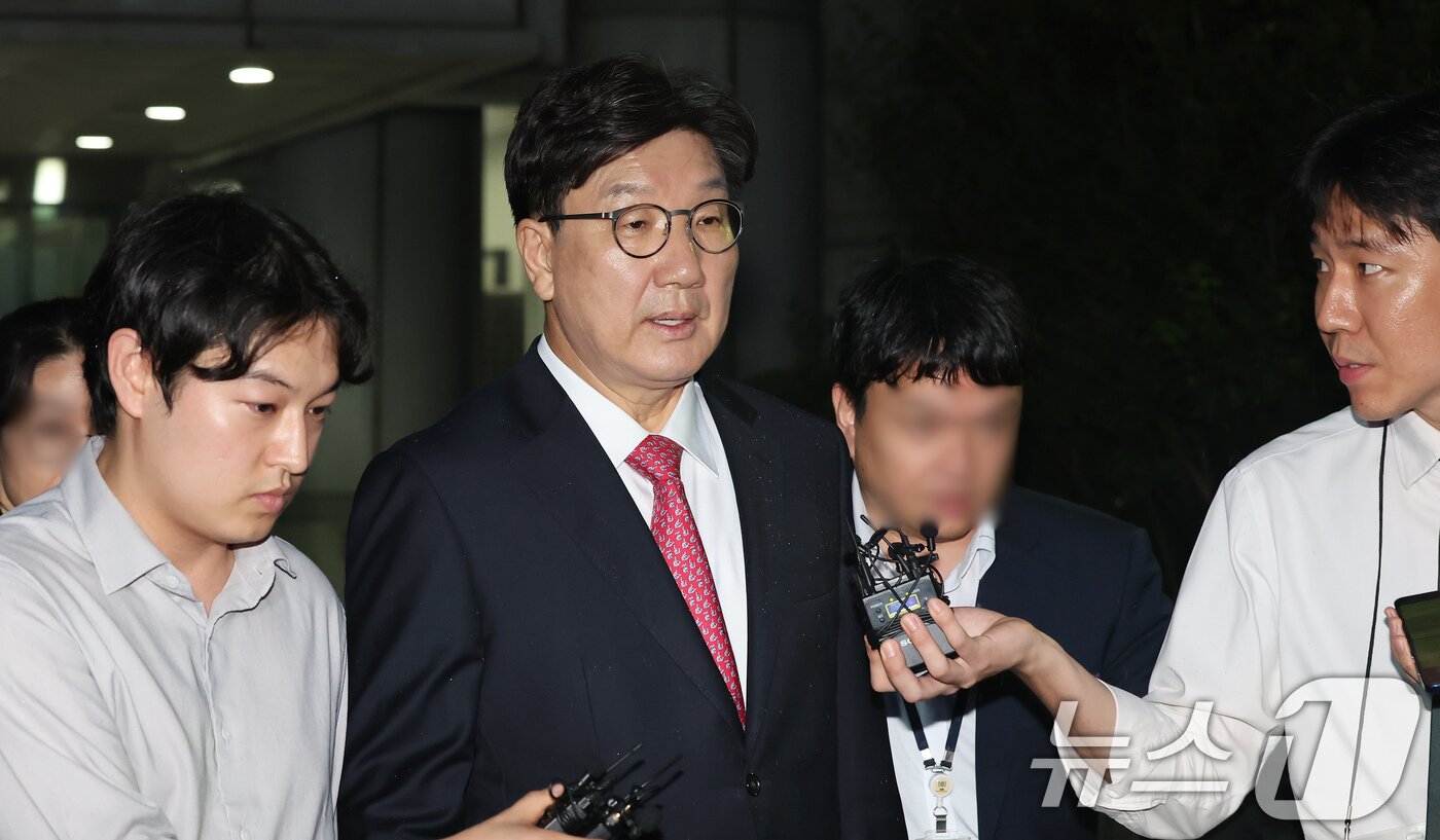 본문 이미지 - 권성동 국민의힘 의원이 지난해 9월 16일 오후 서울 서초구 중앙지방법원에서 '통일교 불법 정치자금 수수' 의혹(정치자금법 위반 혐의) 관련 구속 전 피의자 심문(영장실질심사)를 마치고 법원을 나서고 있다. 2025.9.16/뉴스1 ⓒ News1 장수영 기자