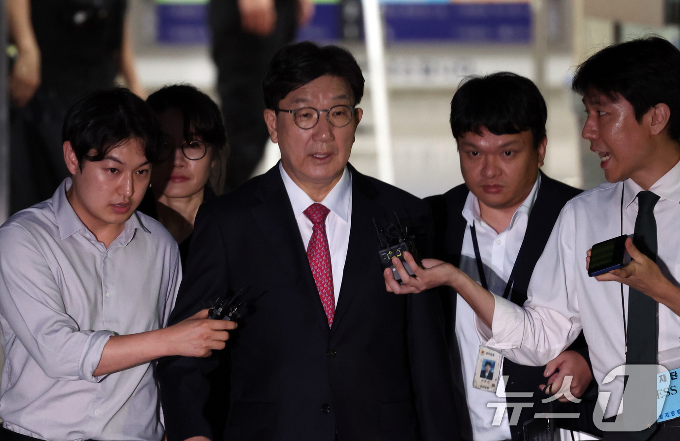 (서울=뉴스1) 김명섭 기자 = 권성동 국민의힘 의원이 16일 오후 서울 서초구 중앙지방법원에서 '통일교 불법 정치자금 수수' 의혹(정치자금법 위반 혐의) 관련 구속 전 피의자 심 …