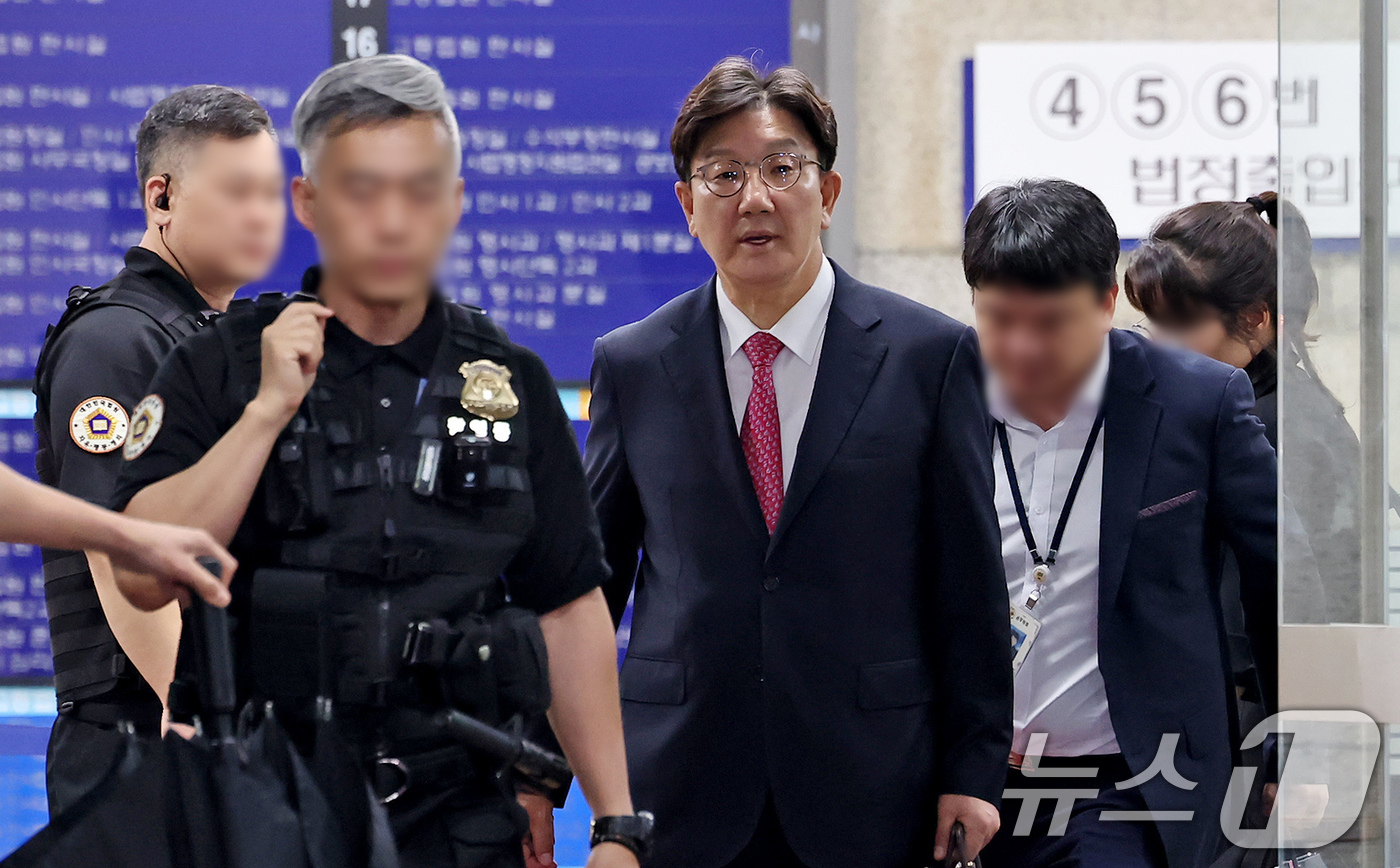 (서울=뉴스1) 장수영 기자 = 권성동 국민의힘 의원이 16일 오후 서울 서초구 중앙지방법원에서 '통일교 불법 정치자금 수수' 의혹(정치자금법 위반 혐의) 관련 구속 전 피의자 심 …