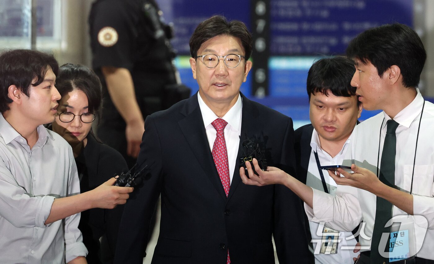 본문 이미지 - 권성동 국민의힘 의원이 16일 오후 서울 서초구 중앙지방법원에서 &#39;통일교 불법 정치자금 수수&#39; 의혹&#40;정치자금법 위반 혐의&#41; 관련 구속 전 피의자 심문&#40;영장실질심사&#41;를 마치고 나오고 있다. 2025.9.16/뉴스1 ⓒ News1 김명섭 기자