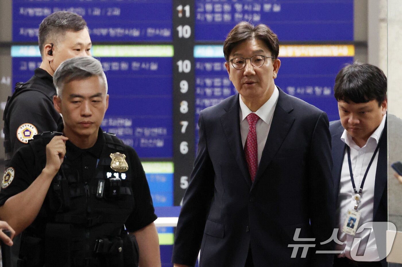 본문 이미지 - 권성동 국민의힘 의원이 16일 오후 서울 서초구 중앙지방법원에서 &#39;통일교 불법 정치자금 수수&#39; 의혹&#40;정치자금법 위반 혐의&#41; 관련 구속 전 피의자 심문&#40;영장실질심사&#41;를 마치고 나오고 있다. 2025.9.16/뉴스1 ⓒ News1 김명섭 기자