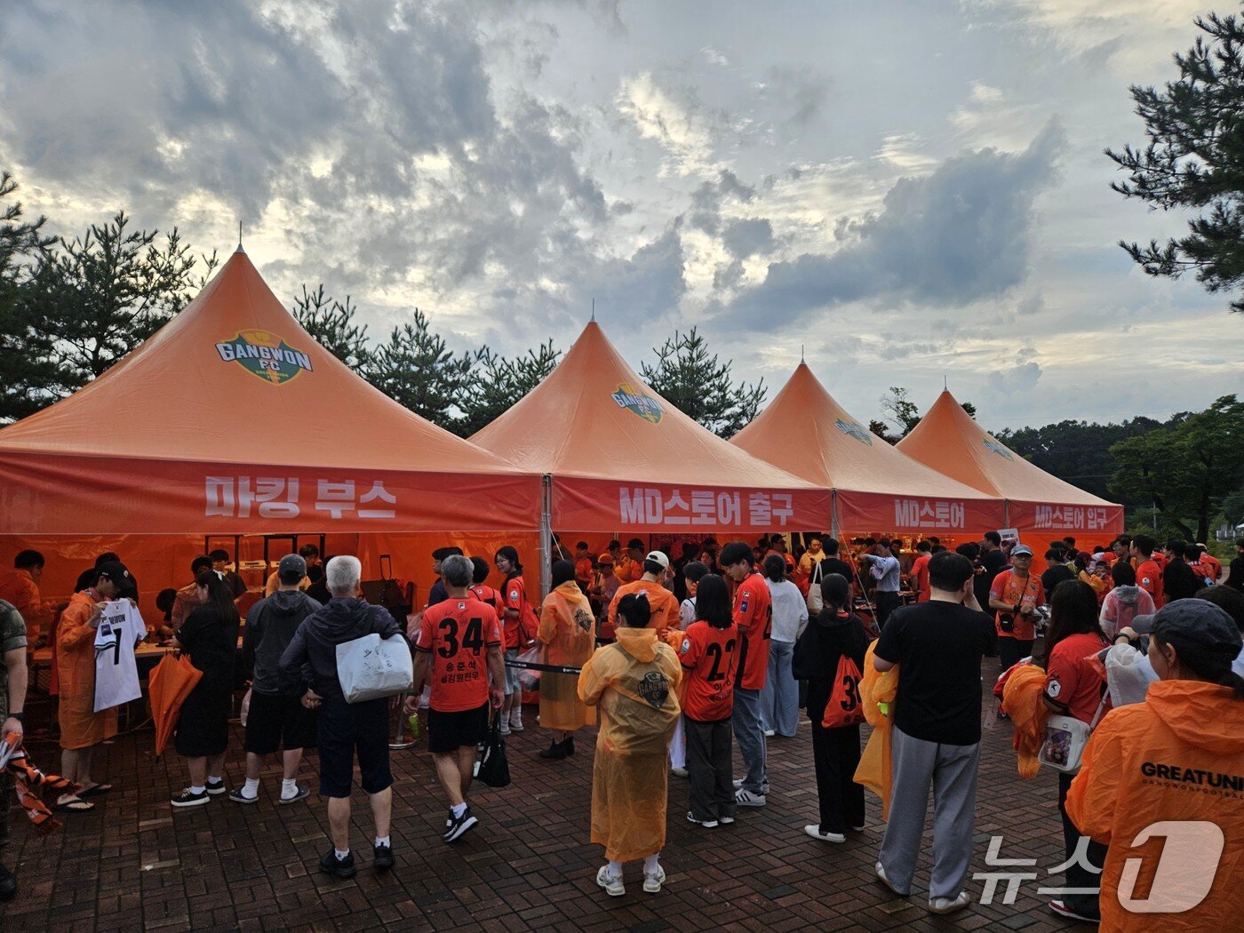 본문 이미지 - 16일 강원FC와 상하이 선화와의 ACL 첫 경기가 열리는 춘천 송암스포츠타운 주 경기장에 마련된 부스에 팬들이 유니폼과 기념품을 사고 있다. 2025.9.16 한귀섭 기자