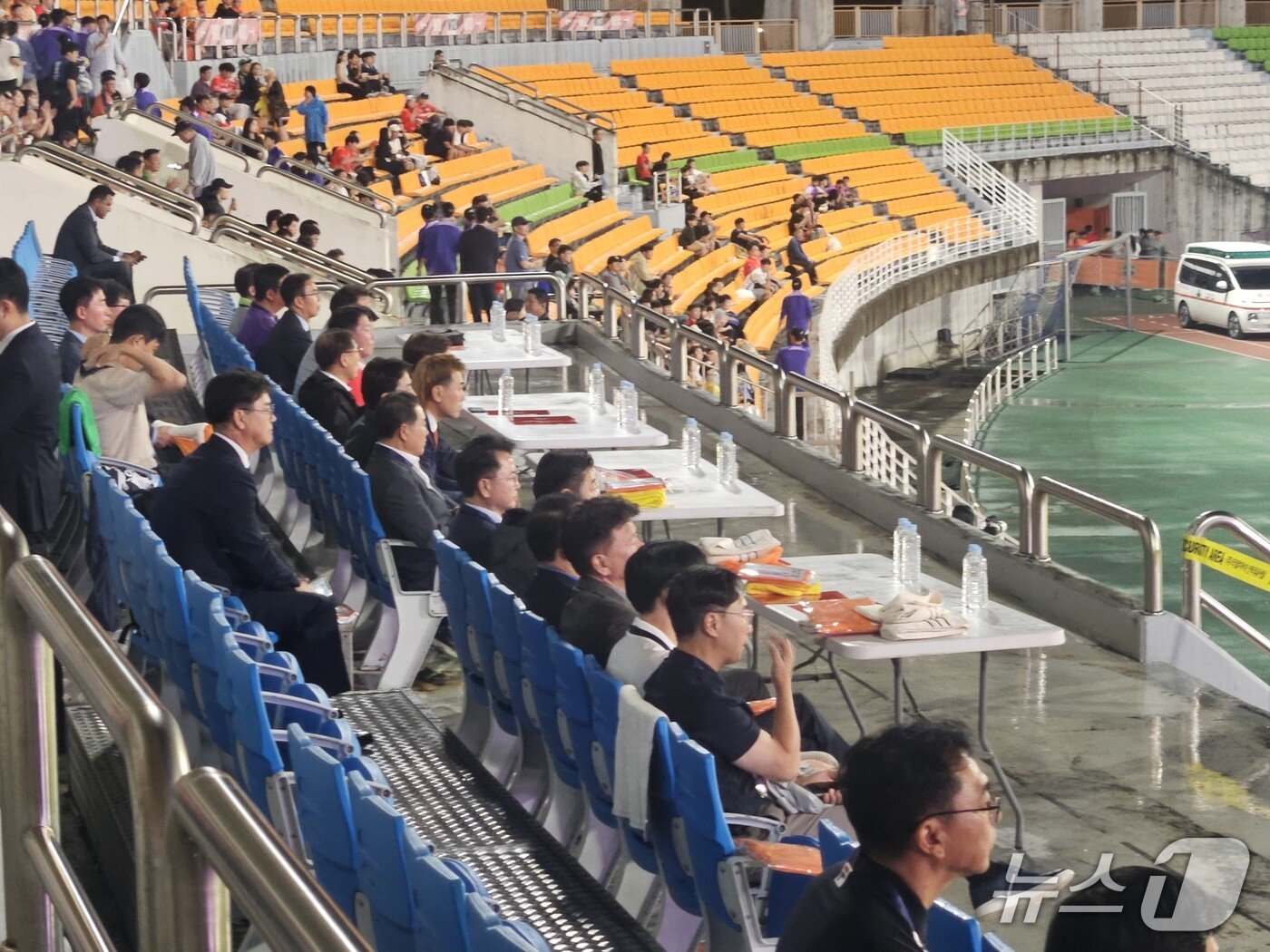 본문 이미지 - 16일 강원FC와 상하이 선화와의 ACL 첫 경기가 열리는 춘천 송암스포츠타운 주 경기장에 마련된 VIP석에 김진태 강원도지사, 김병지 대표, 육동한 춘천시장 등이 경기를 관람하고 있다.2025.9.16 한귀섭 기자