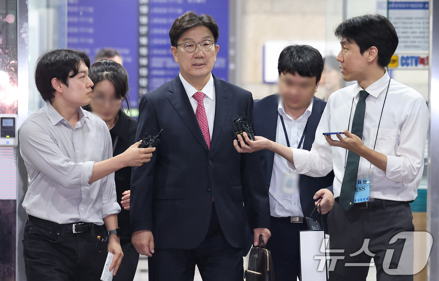 (서울=뉴스1) 장수영 기자 = 권성동 국민의힘 의원이 16일 오후 서울 서초구 중앙지방법원에서 '통일교 불법 정치자금 수수' 의혹(정치자금법 위반 혐의) 관련 구속 전 피의자 심 …