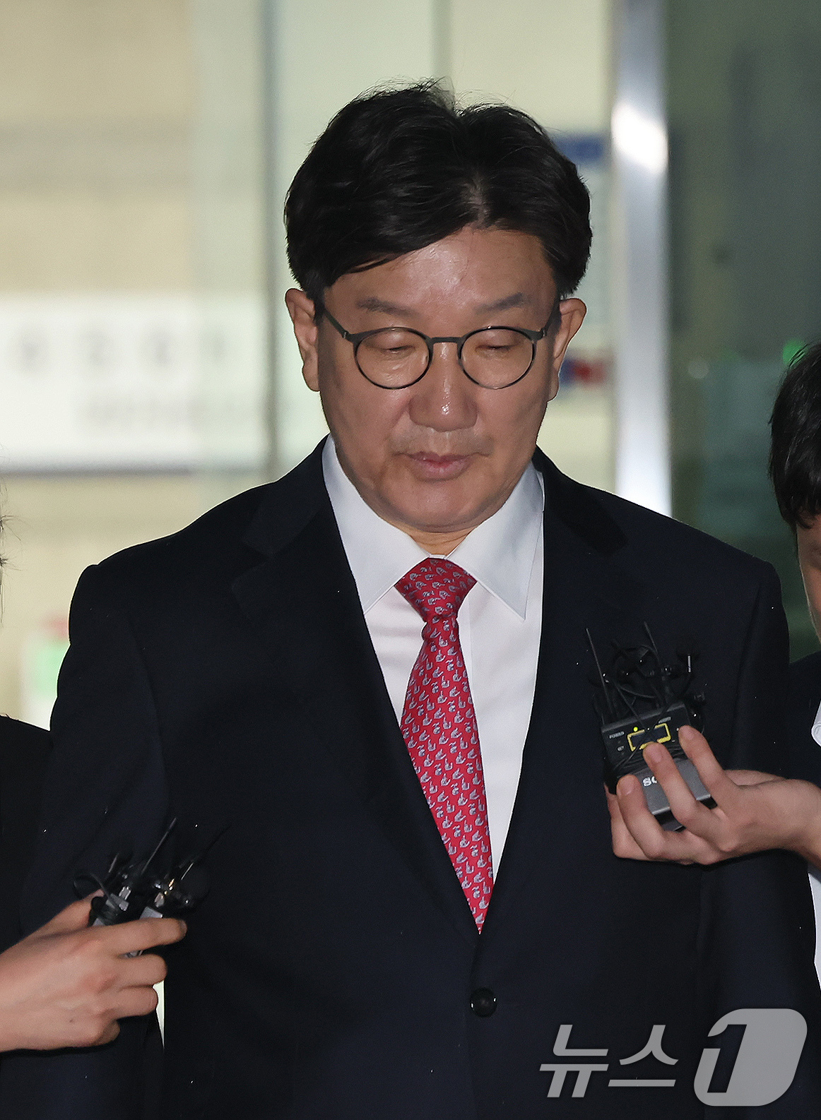 (서울=뉴스1) 장수영 기자 = 권성동 국민의힘 의원이 16일 오후 서울 서초구 중앙지방법원에서 '통일교 불법 정치자금 수수' 의혹(정치자금법 위반 혐의) 관련 구속 전 피의자 심 …