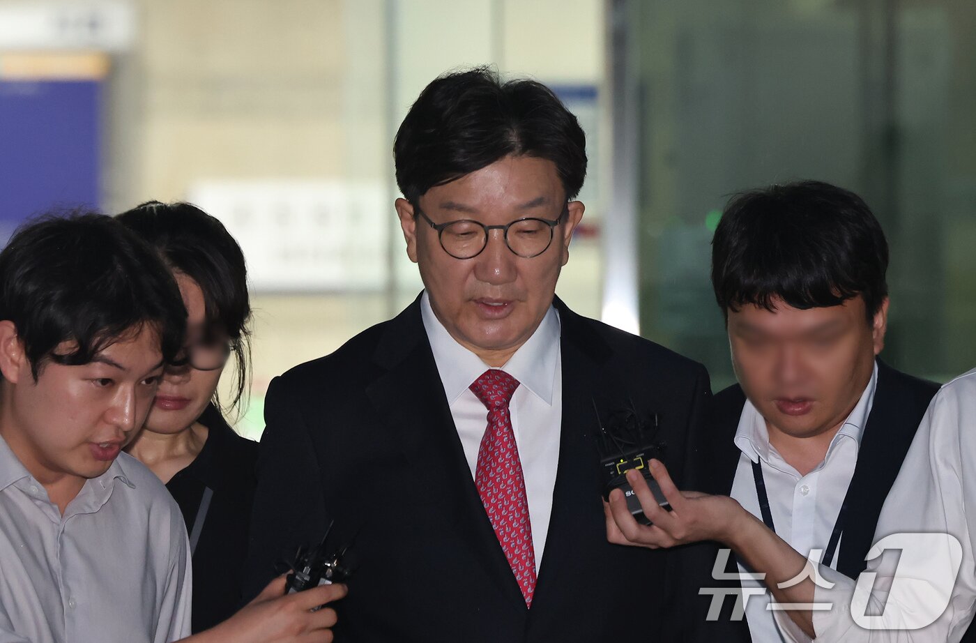 본문 이미지 - 권성동 국민의힘 의원이 지난 16일 오후 서울 서초구 중앙지방법원에서 &#39;통일교 불법 정치자금 수수&#39; 의혹&#40;정치자금법 위반 혐의&#41; 관련 구속 전 피의자 심문&#40;영장실질심사&#41;를 마치고 법원을 나서고 있다. 2025.9.16/뉴스1 ⓒ News1 장수영 기자