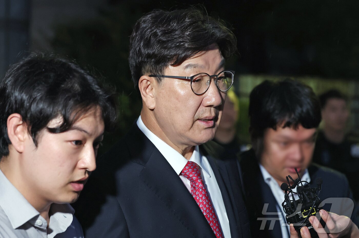 본문 이미지 - 지난 9월 16일 권성동 국민의힘 의원이 서울 서초구 중앙지방법원에서 '통일교 불법 정치자금 수수' 의혹(정치자금법 위반 혐의) 관련 구속 전 피의자 심문(영장실질심사)를 마치고 법원을 나서는 모습(사진=뉴스1DB)ⓒ News1