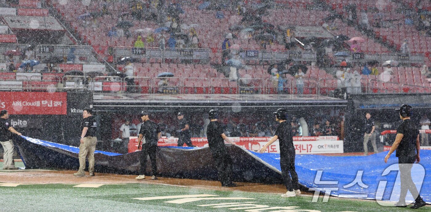 본문 이미지 - 16일 오후 경기 수원시 장안구 KT위즈파크에서 열린 &#39;2025 신한 SOL 뱅크 KBO리그&#39; LG 트윈스와 KT 위즈의 경기, 3회말 우천으로 경기가 중단돼 구단 관계자가 방수포를 덮고 있다. 2025.9.16/뉴스1 ⓒ News1 김영운 기자