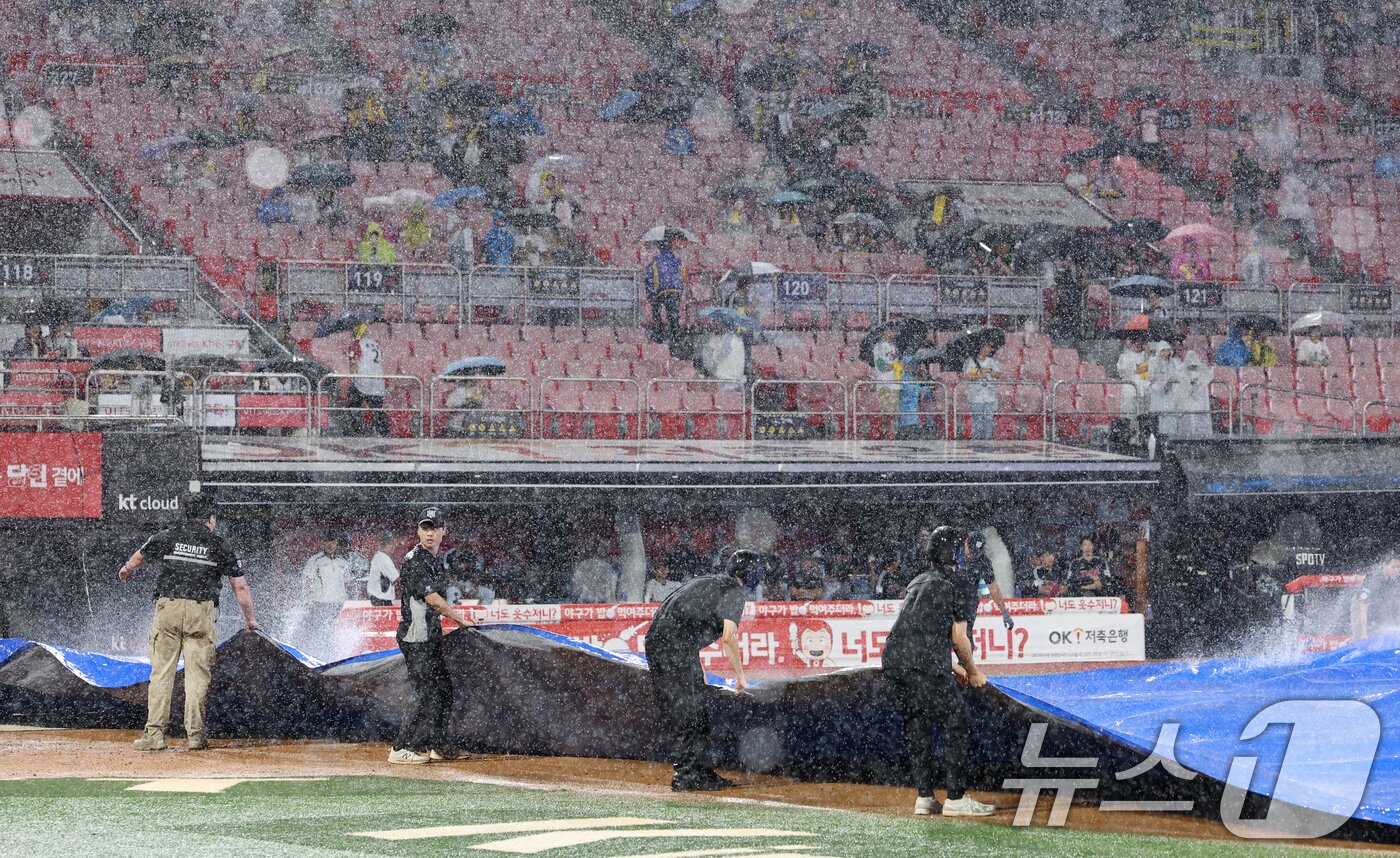 본문 이미지 - 16일 오후 경기 수원시 장안구 KT위즈파크에서 열린 &#39;2025 신한 SOL 뱅크 KBO리그&#39; LG 트윈스와 KT 위즈의 경기, 3회말 우천으로 경기가 중단돼 구단 관계자가 방수포를 덮고 있다. 2025.9.16/뉴스1 ⓒ News1 김영운 기자