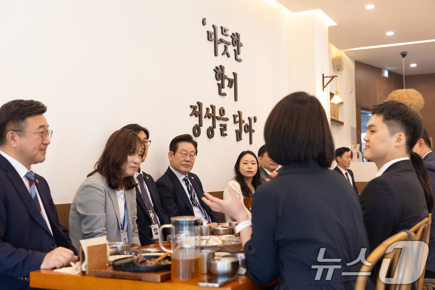 (서울=뉴스1) 허경 기자 = 이재명 대통령이 16일 세종시의 한 식당에서 정부세종청사 각 부처 실무 공무원들과 점심식사를 하고 있다. (대통령실 제공. 재판매 및 DB 금지) 2 …