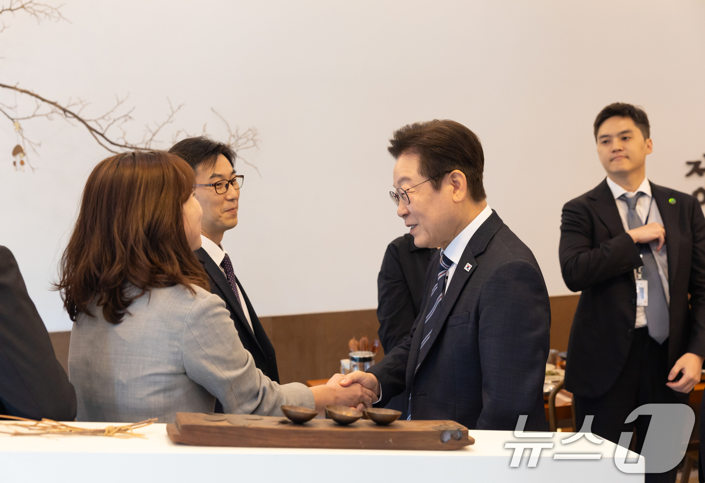 (서울=뉴스1) 허경 기자 = 이재명 대통령이 16일 세종시의 한 식당에서 정부세종청사 각 부처 실무 공무원들과 점심식사하며 인사를 나누고 있다. (대통령실 제공. 재판매 및 DB …