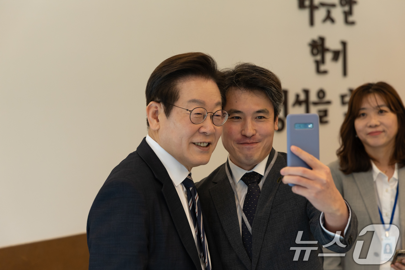 (서울=뉴스1) 허경 기자 = 이재명 대통령이 16일 세종시의 한 식당에서 정부세종청사 각 부처 실무 공무원들과 점심식사하며 기념촬영를 하고 있다. (대통령실 제공. 재판매 및 D …