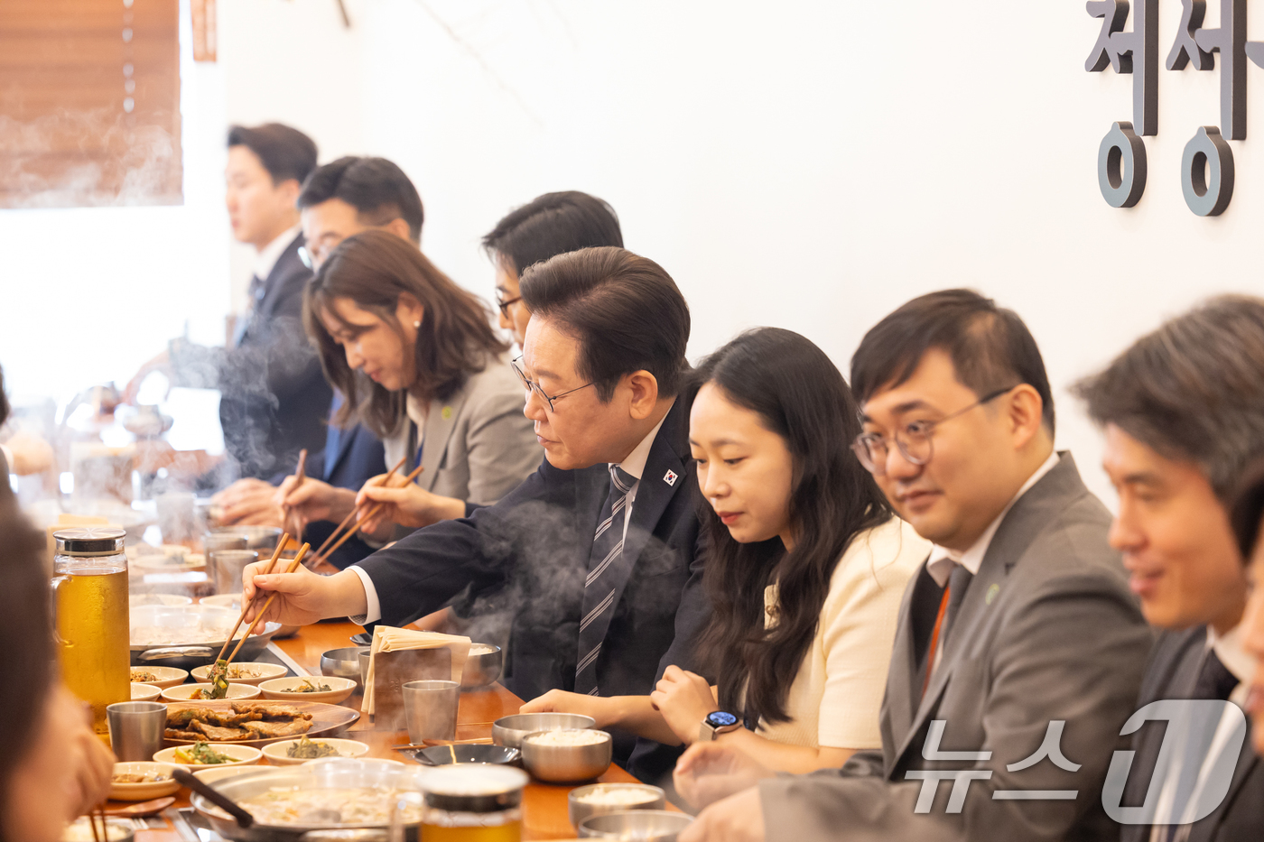 (서울=뉴스1) 허경 기자 = 이재명 대통령이 16일 세종시의 한 식당에서 정부세종청사 각 부처 실무 공무원들과 점심식사를 하고 있다. (대통령실 제공. 재판매 및 DB 금지) 2 …