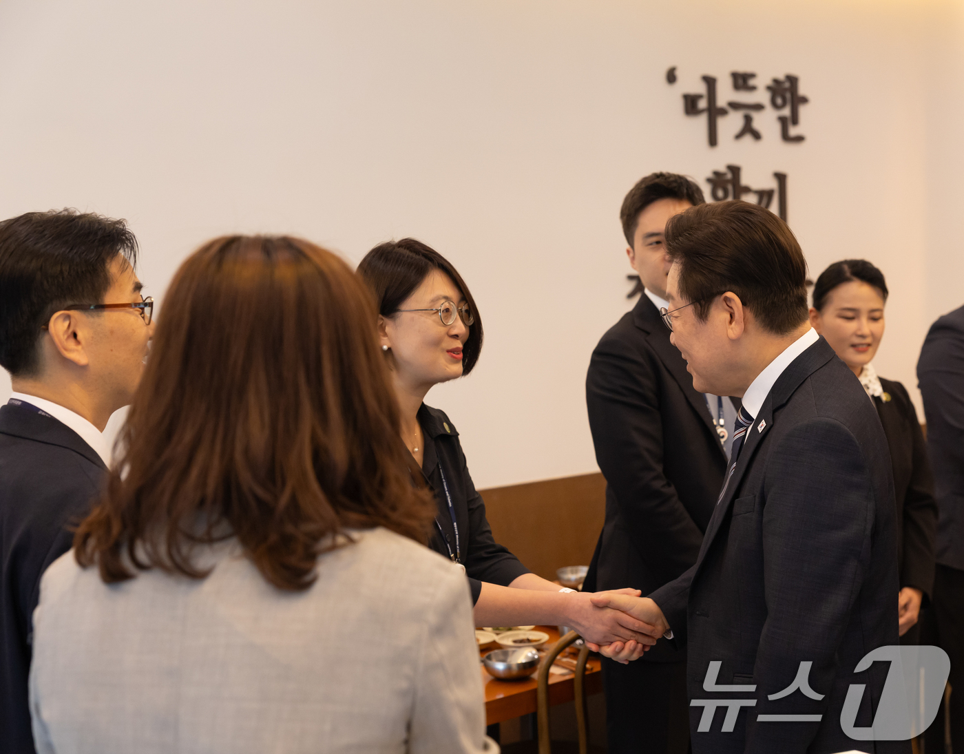 (서울=뉴스1) 허경 기자 = 이재명 대통령이 16일 세종시의 한 식당에서 정부세종청사 각 부처 실무 공무원들과 점심식사를 하고 있다. (대통령실 제공. 재판매 및 DB 금지) 2 …