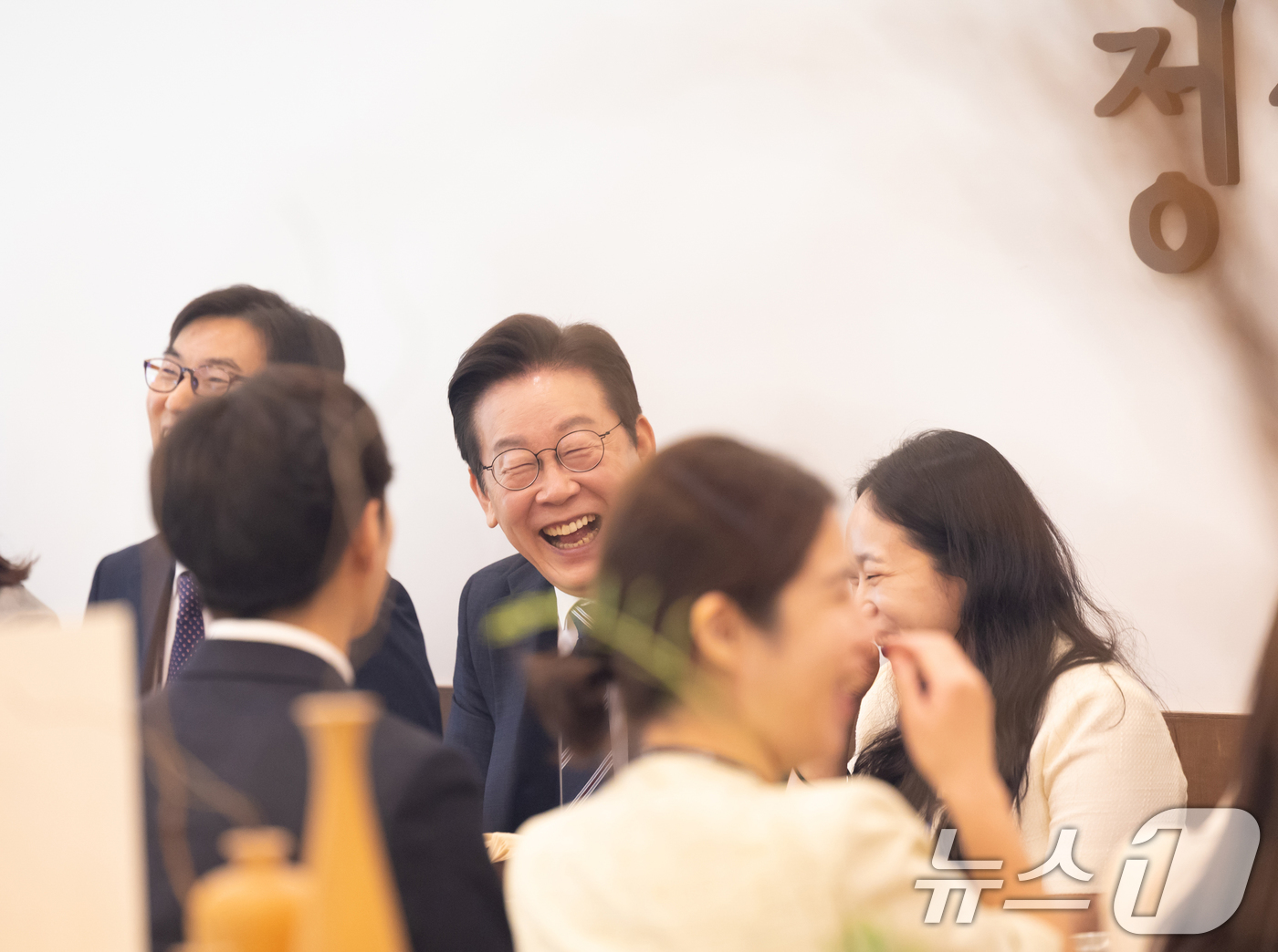 (서울=뉴스1) 허경 기자 = 이재명 대통령이 16일 세종시의 한 식당에서 정부세종청사 각 부처 실무 공무원들과 점심식사를 하고 있다. (대통령실 제공. 재판매 및 DB 금지) 2 …