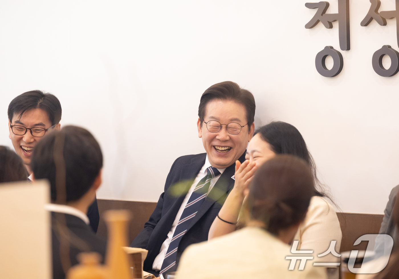 (서울=뉴스1) 허경 기자 = 이재명 대통령이 16일 세종시의 한 식당에서 정부세종청사 각 부처 실무 공무원들과 점심식사를 하고 있다. (대통령실 제공. 재판매 및 DB 금지) 2 …