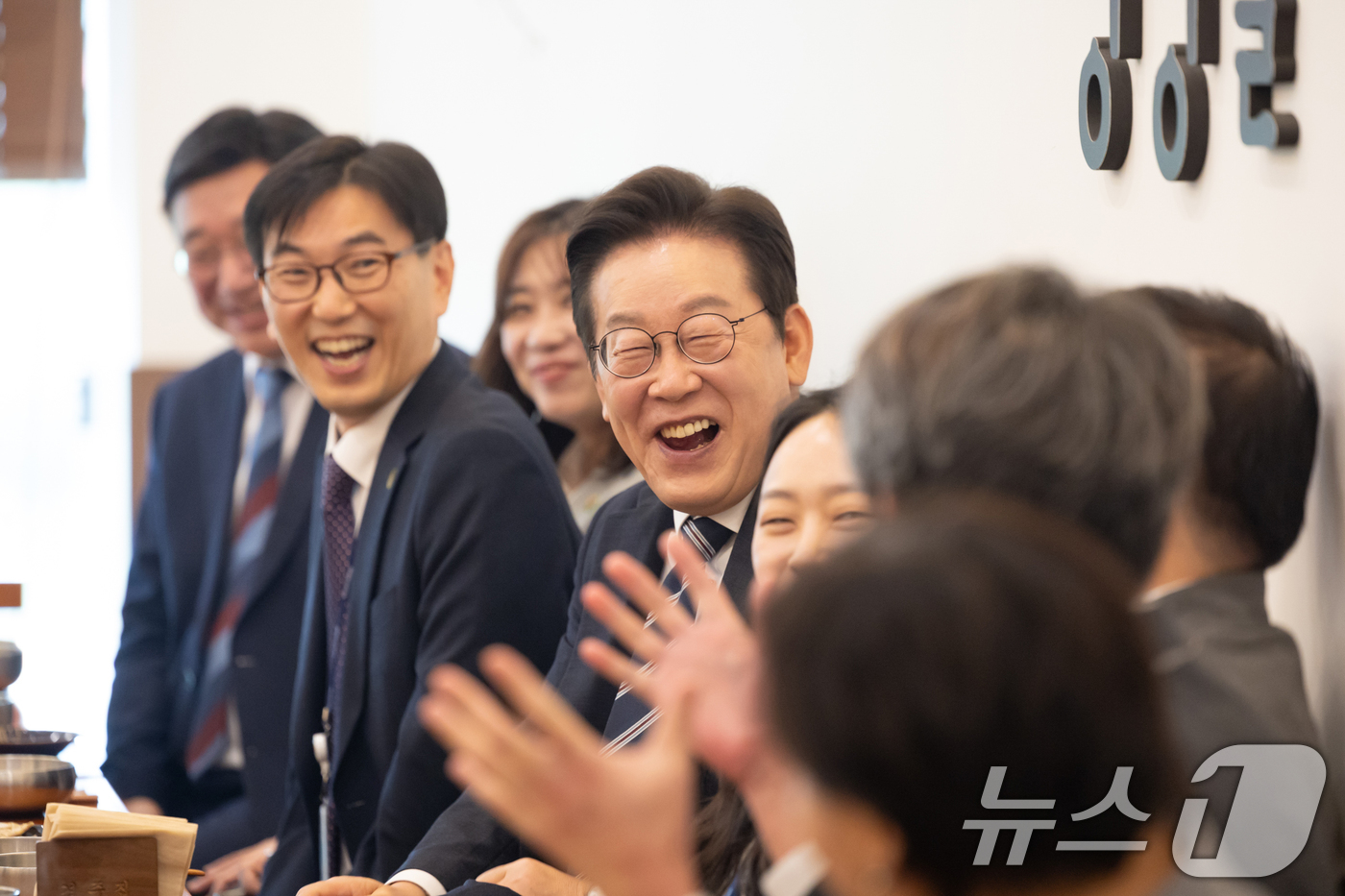 (서울=뉴스1) 허경 기자 = 이재명 대통령이 16일 세종시의 한 식당에서 정부세종청사 각 부처 실무 공무원들과 점심식사를 하고 있다. (대통령실 제공. 재판매 및 DB 금지) 2 …