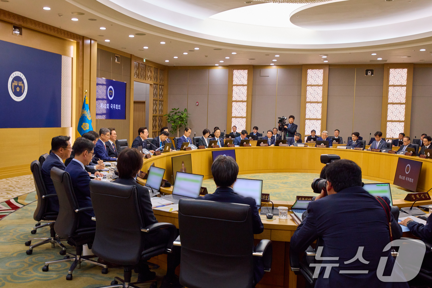 (서울=뉴스1) 허경 기자 = 이재명 대통령이 16일 세종시 정부세종청사에서 열린 제42회 국무회의에서 발언하고 있다. (대통령실 제공. 재판매 및 DB 금지) 2025.9.16/ …