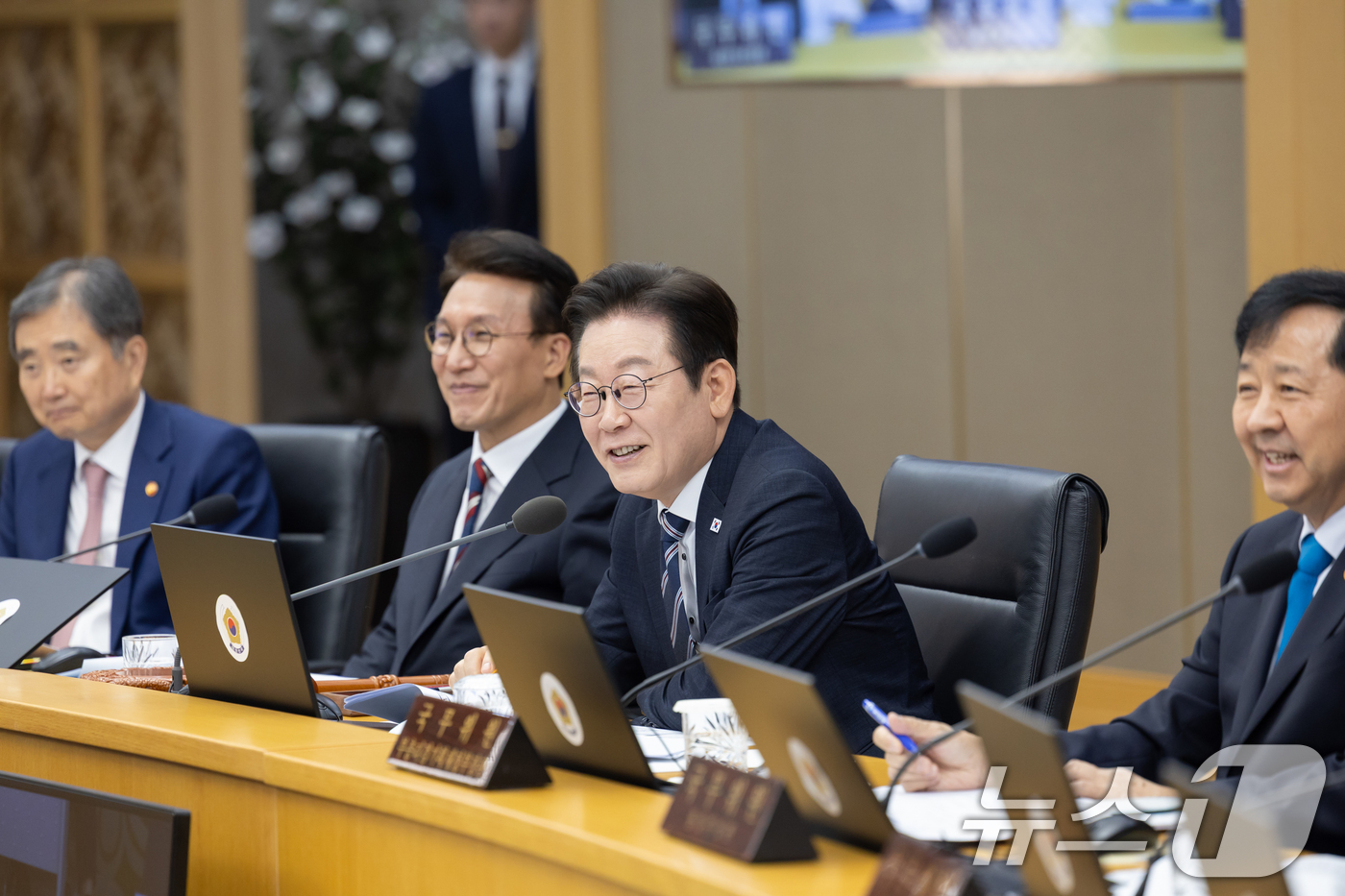 (서울=뉴스1) 허경 기자 = 이재명 대통령이 16일 세종시 정부세종청사에서 열린 제42회 국무회의에서 발언하고 있다. (대통령실 제공. 재판매 및 DB 금지) 2025.9.16/ …