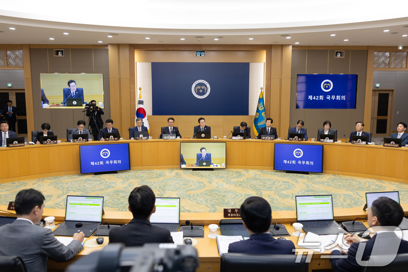 (서울=뉴스1) 허경 기자 = 이재명 대통령이 16일 세종시 정부세종청사에서 열린 제42회 국무회의에서 발언하고 있다. (대통령실 제공. 재판매 및 DB 금지) 2025.9.16/ …