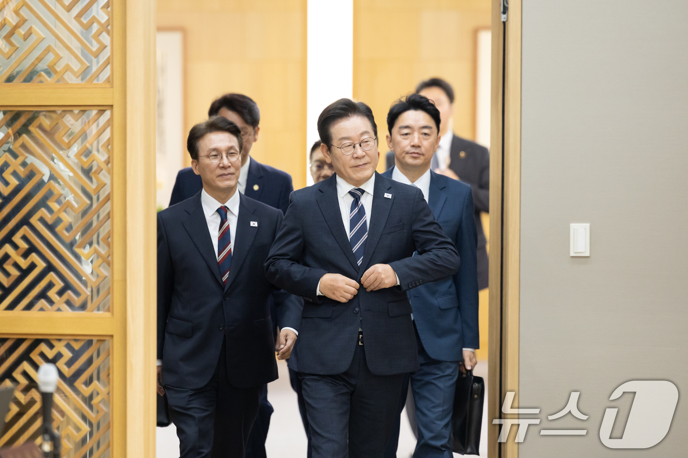 (서울=뉴스1) 허경 기자 = 이재명 대통령이 16일 세종시 정부세종청사에서 열린 제42회 국무회의에 참석하고 있다. (대통령실 제공. 재판매 및 DB 금지) 2025.9.16/뉴 …